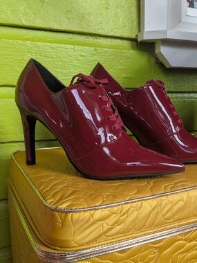 le chateau Patent Leather Pointed-Toe Lace-Up High Heels in Burgundy Nwot